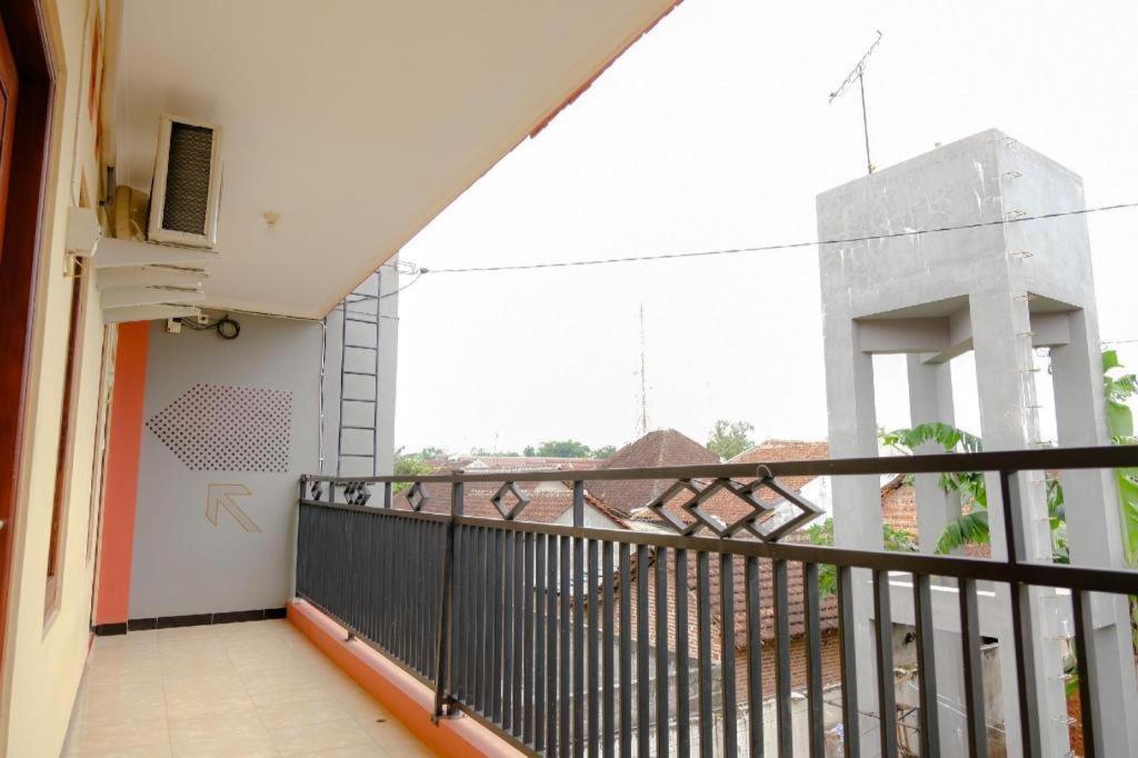 Oyo 2826 Panderman Residence Blitar Exterior foto